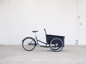 Vélo cargo tripoteur fond blanc