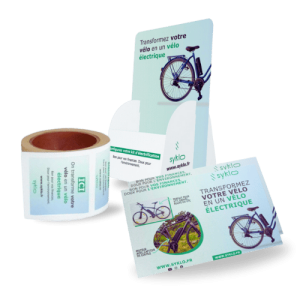 Publicité pour vélo électrique avec accessoires de promotion.