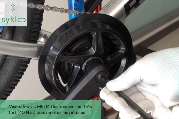 Serrage des vis de manivelle de vélo.