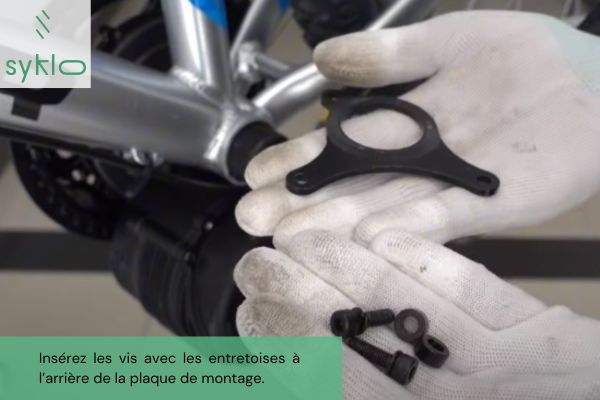 Installation de vis sur cadre de vélo.