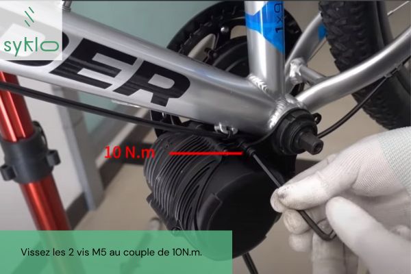 Installation moteur vélo avec clé Allen.