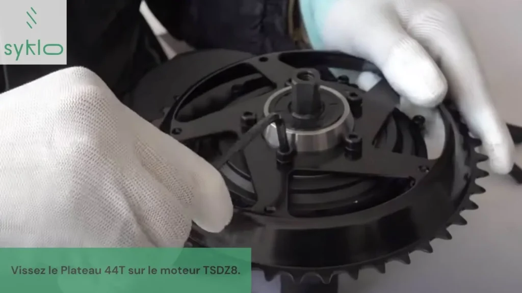 Montage plateau moteur vélo électrique.