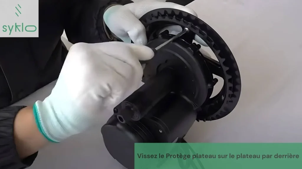 Installation du protège plateau sur vélo électrique.