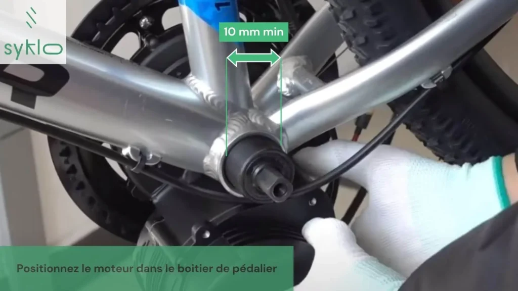 Positionner moteur vélo sous pédalier.
