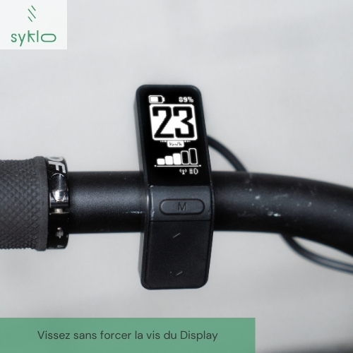 Compteur vélo numérique fixé sur guidon.