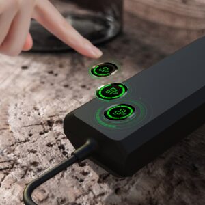 Doigt touchant écran tactile d'une batterie chargée.