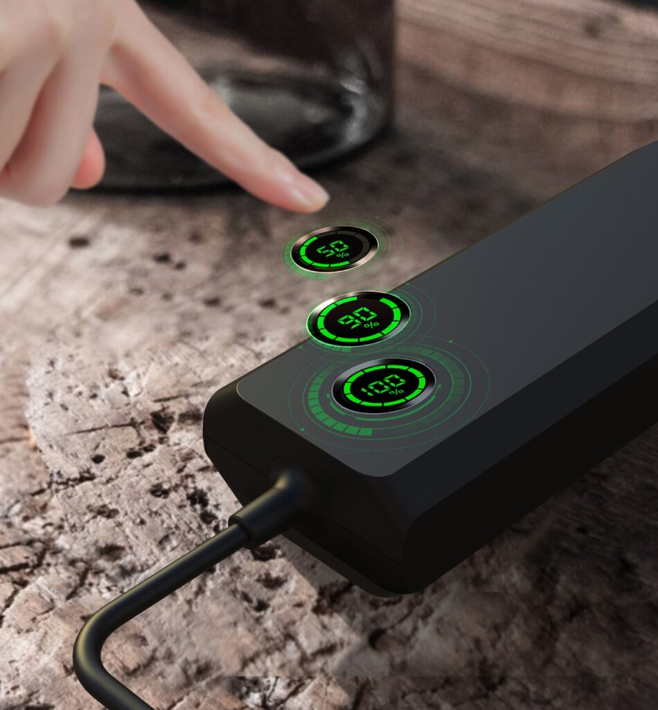 Doigt touchant écran tactile d'une batterie chargée.