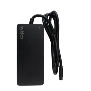Chargeur avec câble noir.