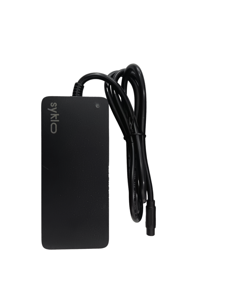 Chargeur avec câble noir.