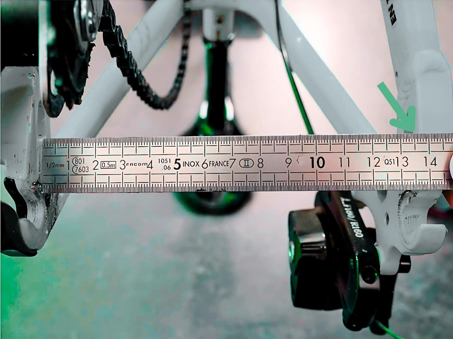 Règle mesure distance d'axe sur cadre de vélo.