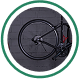 Roue de vélo fixée au mur.