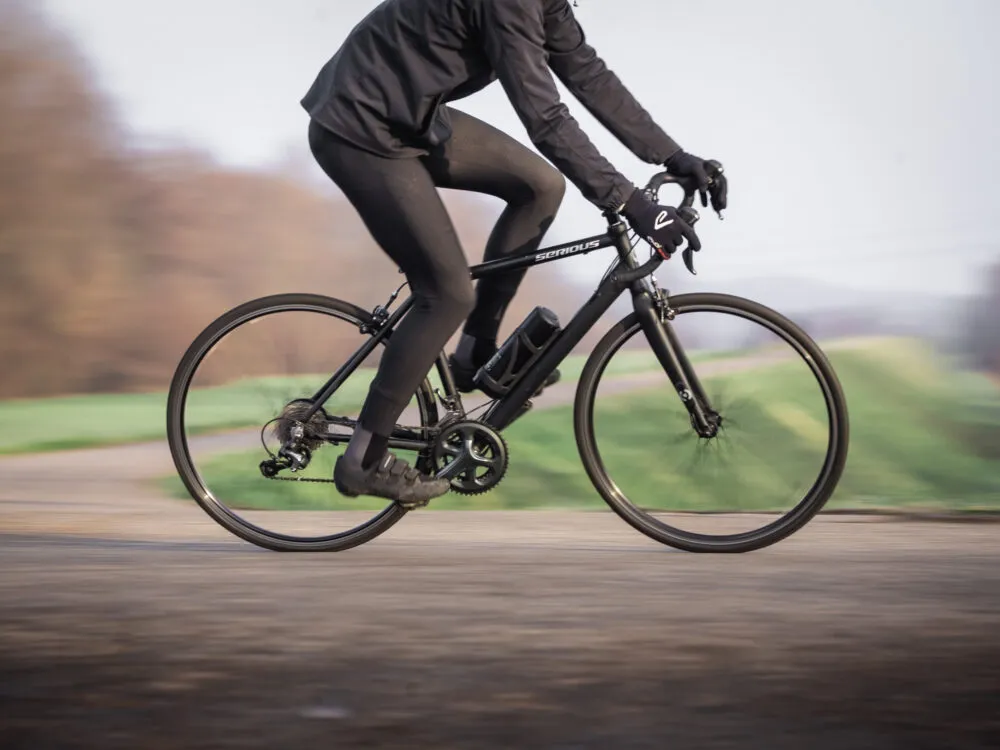 Une personne fait du vélo sur route.