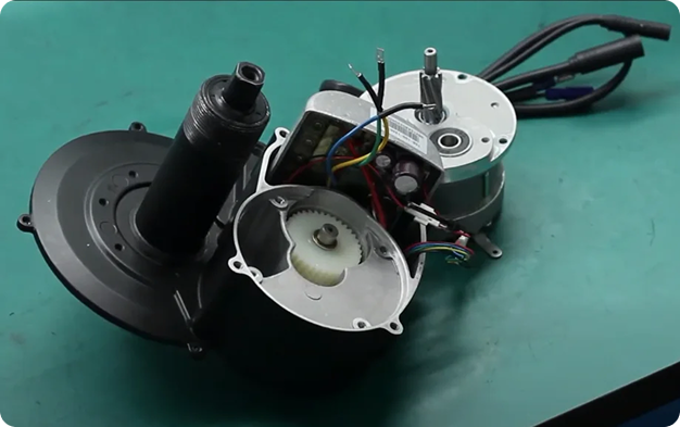 Moteur électrique ouvert exposant les composants internes.