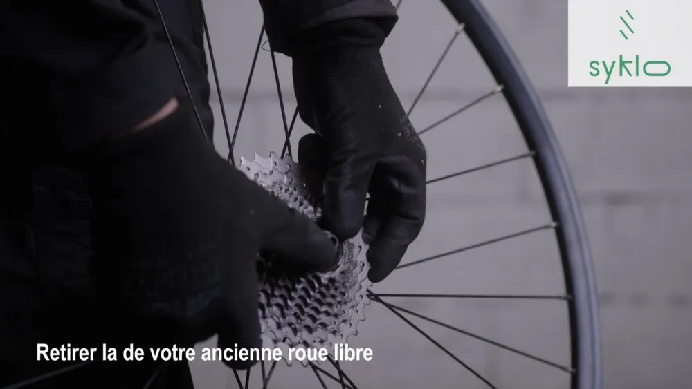 Retrait de cassette vélo avec des gants.