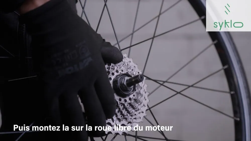Installation d'un pignon sur roue de vélo électrique.