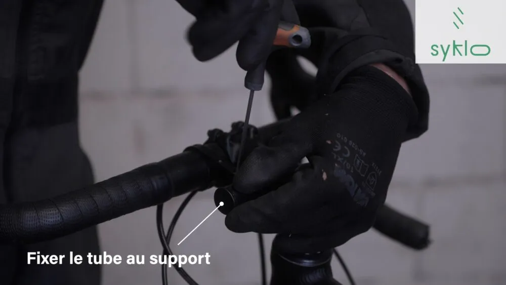 Rider fixe le tube sur vélo.