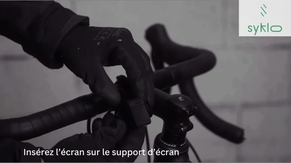 Installation d'un écran sur un guidon de vélo.