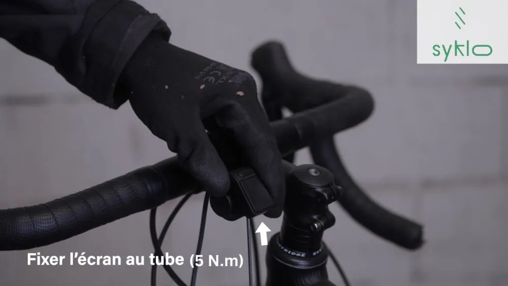 Fixation de l'écran de vélo sur guidon.