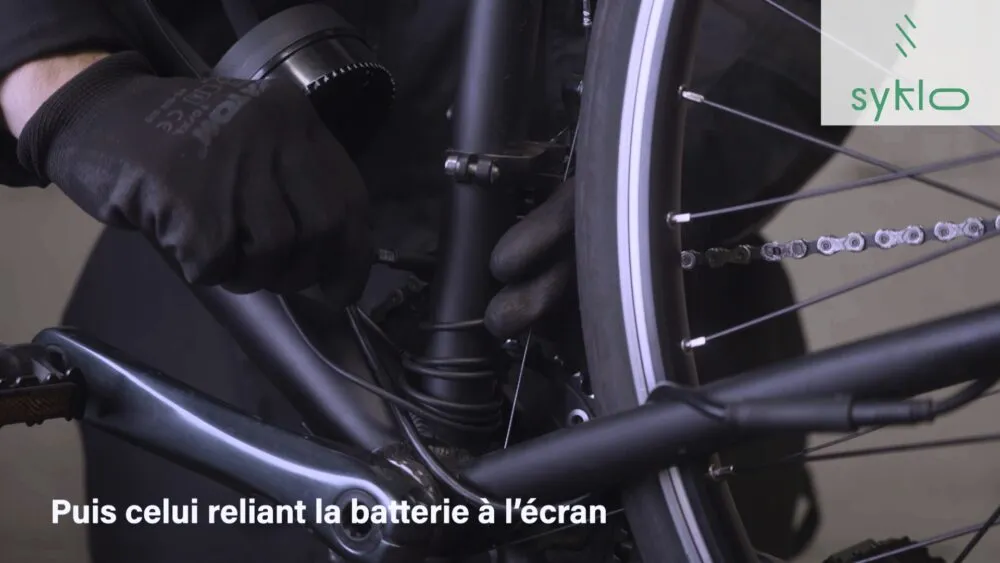 Connexion de câbles sur vélo électrique.