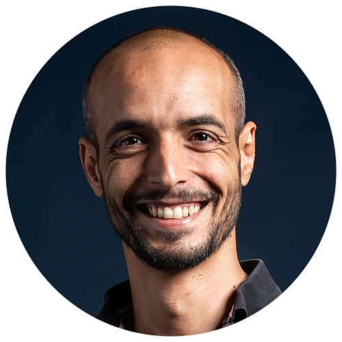 Homme souriant avec fond sombre