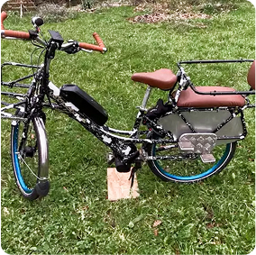 Vélo cargo électrique sur herbe.