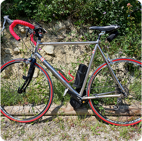 Vélo de route moderne avec guidon rouge.