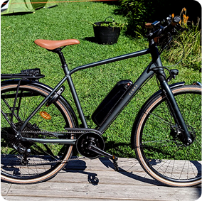 Vélo électrique noir sur terrasse en bois