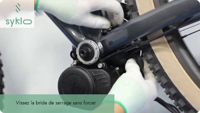 Installation de pièce mécanique sur vélo électrique.