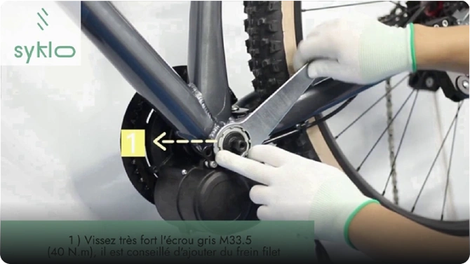 Serrage d'écrou sur vélo avec clé à molette.