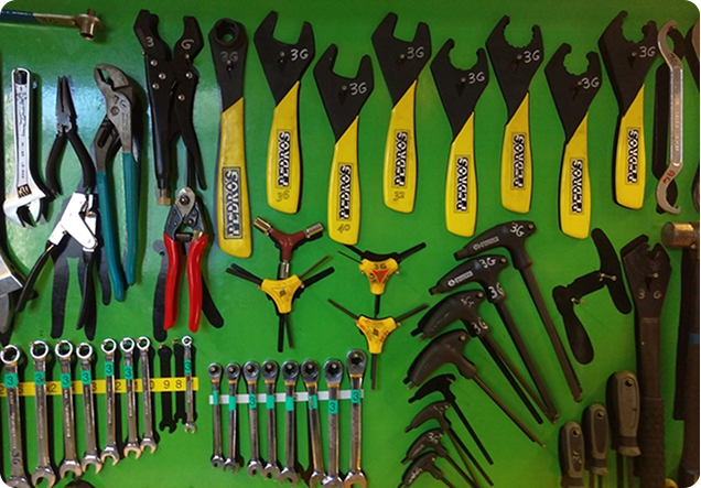 Outils de réparation de vélo sur le mur