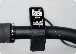 Écran de compteur vélo affichant 250W.