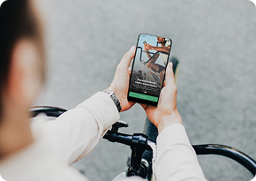 Personne regardant un smartphone sur un vélo