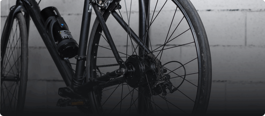 Roue arrière de vélo noir avec moteur électrique.