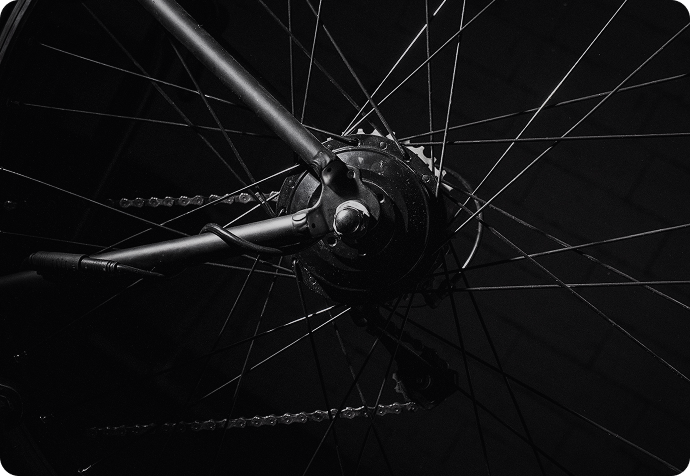 Roue arrière de vélo en gros plan, noir et blanc.