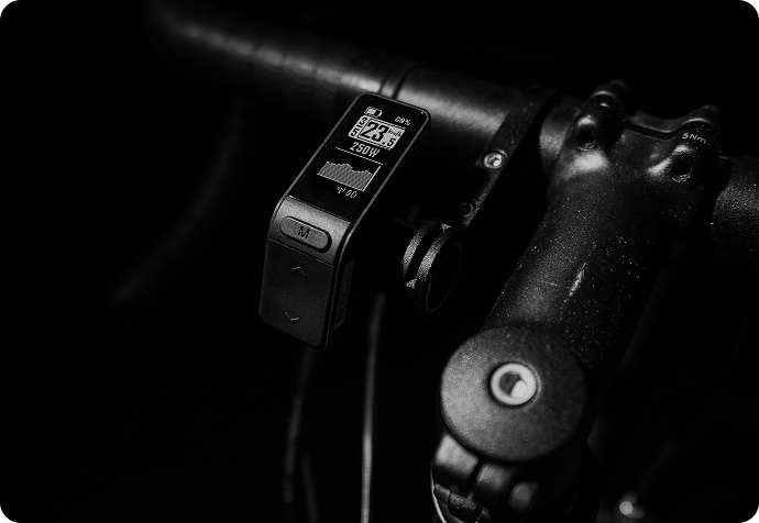 Guidon de vélo avec compteur numérique noir et blanc.