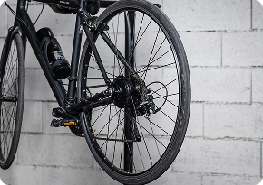 Roue arrière de vélo accroché au mur.