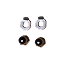 Yeux en plastique sur fond blanc.
