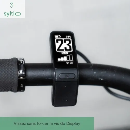 Compteur de vélo fixé sur un guidon noir.