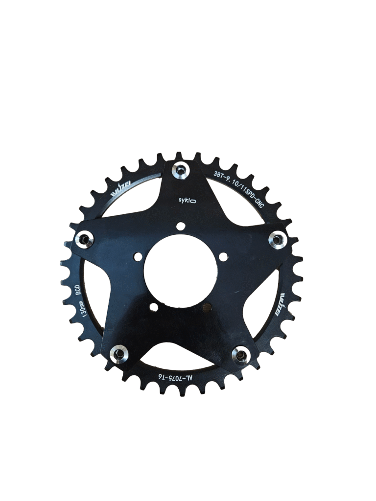 Plateau de vélo noir sur fond noir.